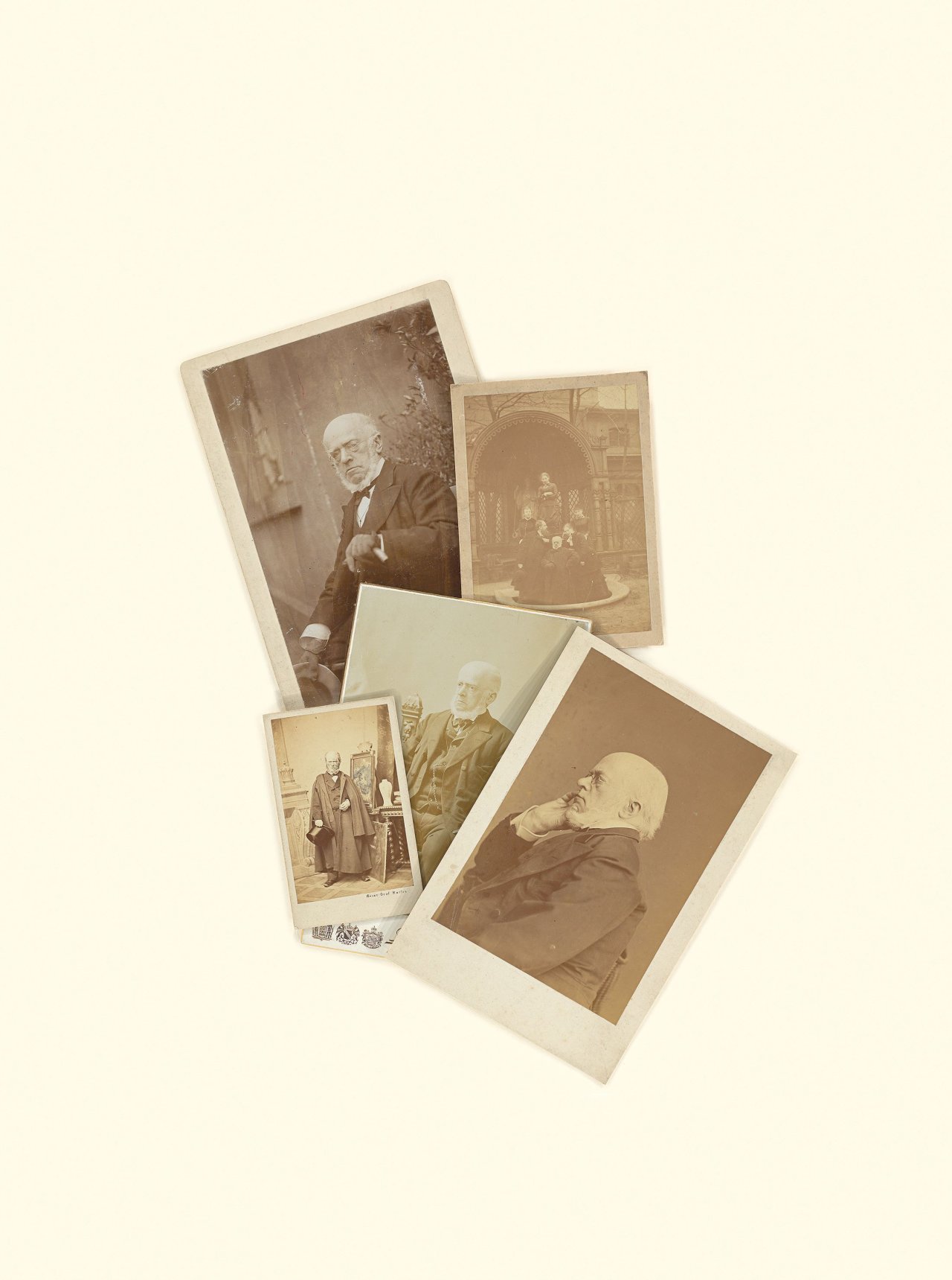 Auf diesem Bild ist das folgende Kunstwerk zu sehen: Adolph Menzel. 17 Fotografien des Künstlers, seiner Familie und Freunden und von einer Ausstellung seiner Bilder. Um 1860 bis 1900.