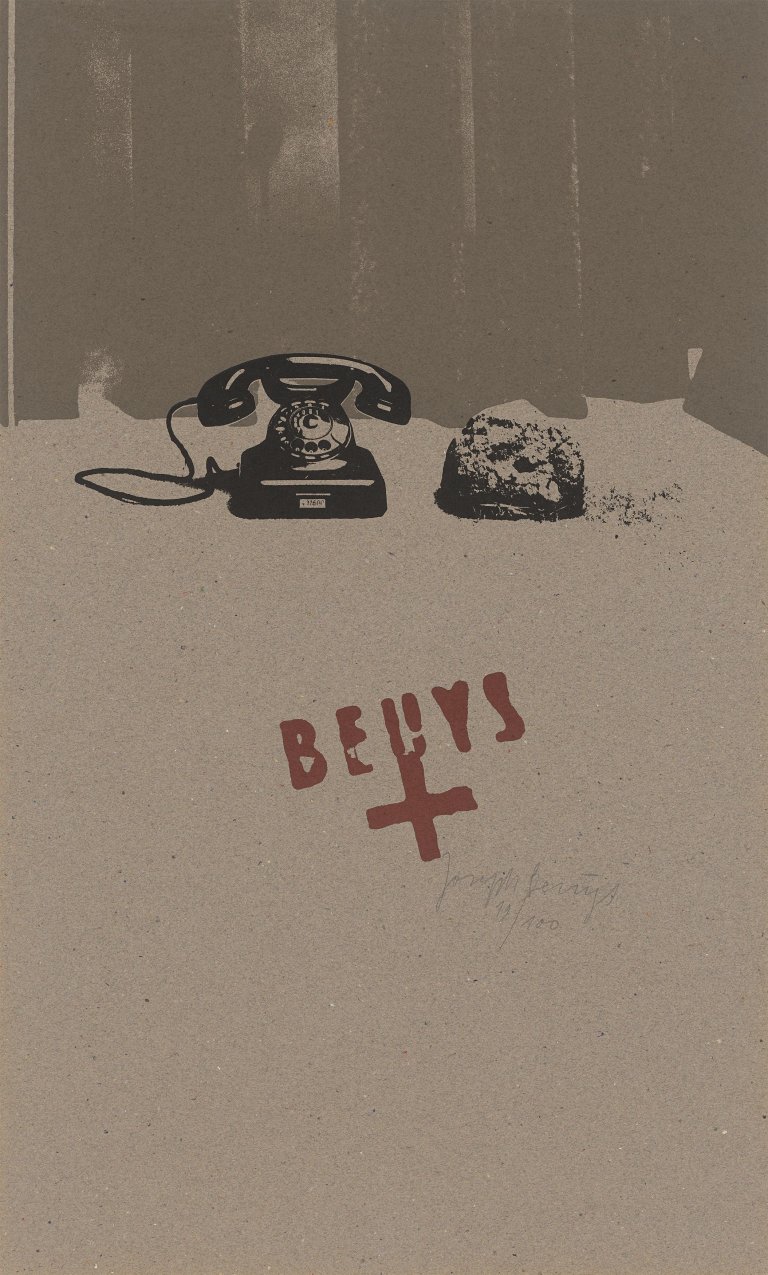 This picture shows the following artwork: Joseph Beuys. ”Erdtelephon”. 1978.