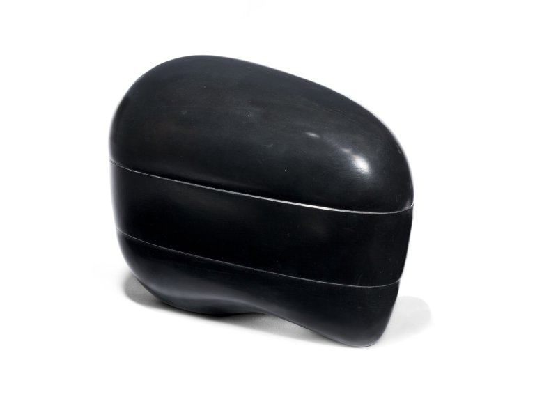 This picture shows the following artwork: Hede Bühl. ”Kopf (mit einem Band)”. 1989.